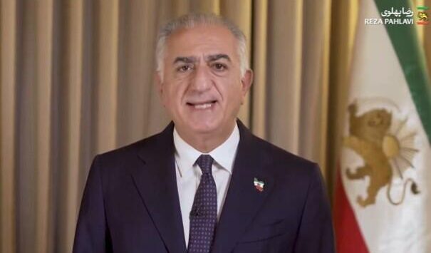 Iran, il figlio dello Scià spera di poter tornare in sella con le bombe di Trump e lancia un appello Iran, il figlio dello Scià spera di poter tornare in sella con le bombe di Trump e lancia un appello