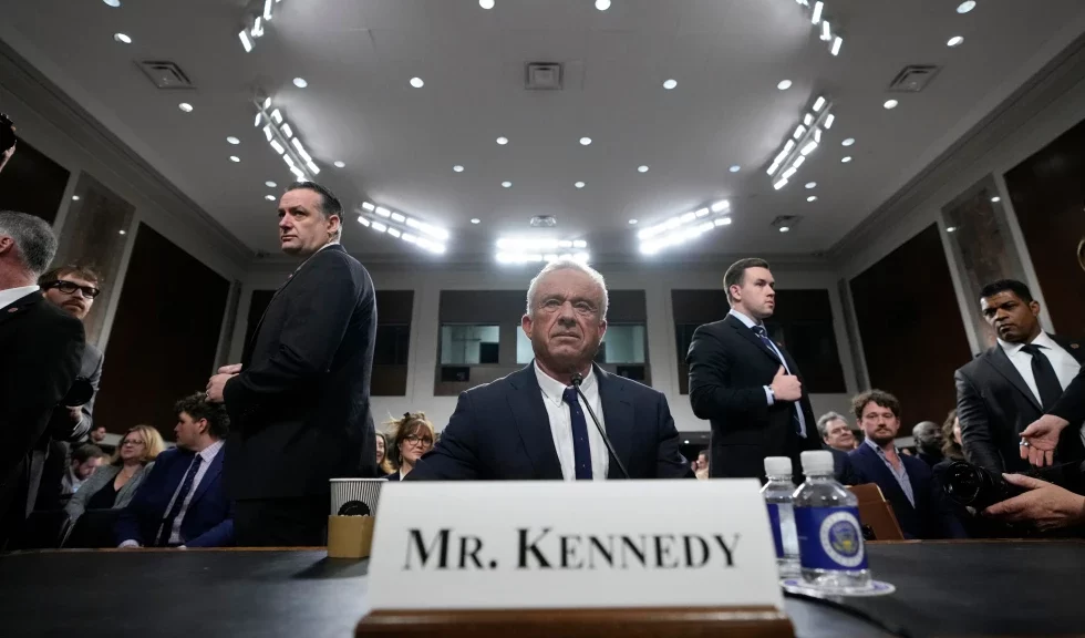 Kennedy Jr. contro la scienza: le sue scelte sui vaccini fanno crollare la fiducia nella sanità pubblica