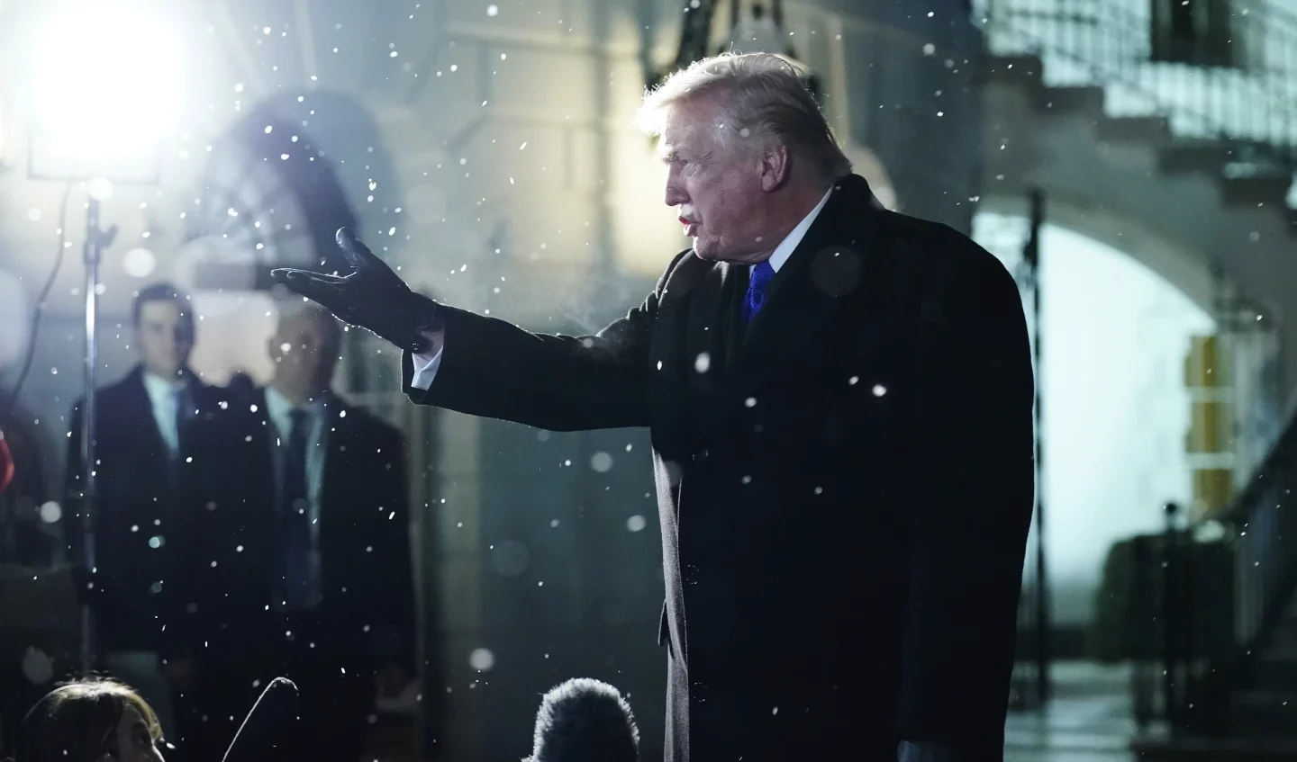 Trump fuori controllo sceglie la rappresaglia: dazi al 15% dopo lo stop della Corte Suprema Trump fuori controllo sceglie la rappresaglia: dazi al 15% dopo lo stop della Corte Suprema