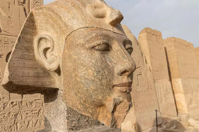 Nuovamente visibile la testa di Ramses II ricollocata nel tempio di Abydos