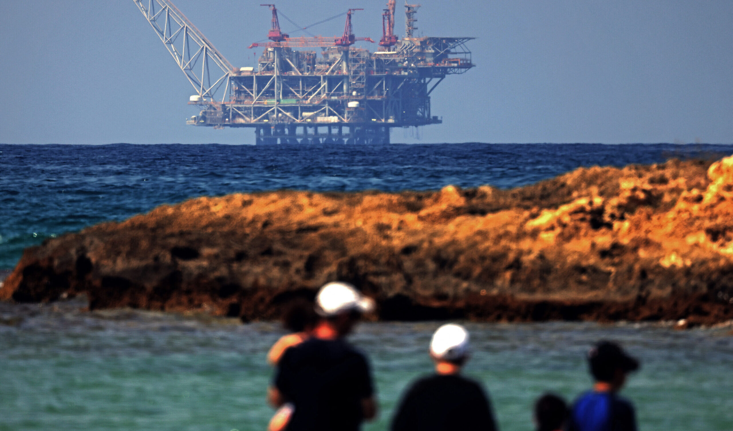 Terzo giorno di attacchi iraniani nel Golfo: esplosioni a Dubai, Doha e Kuwait