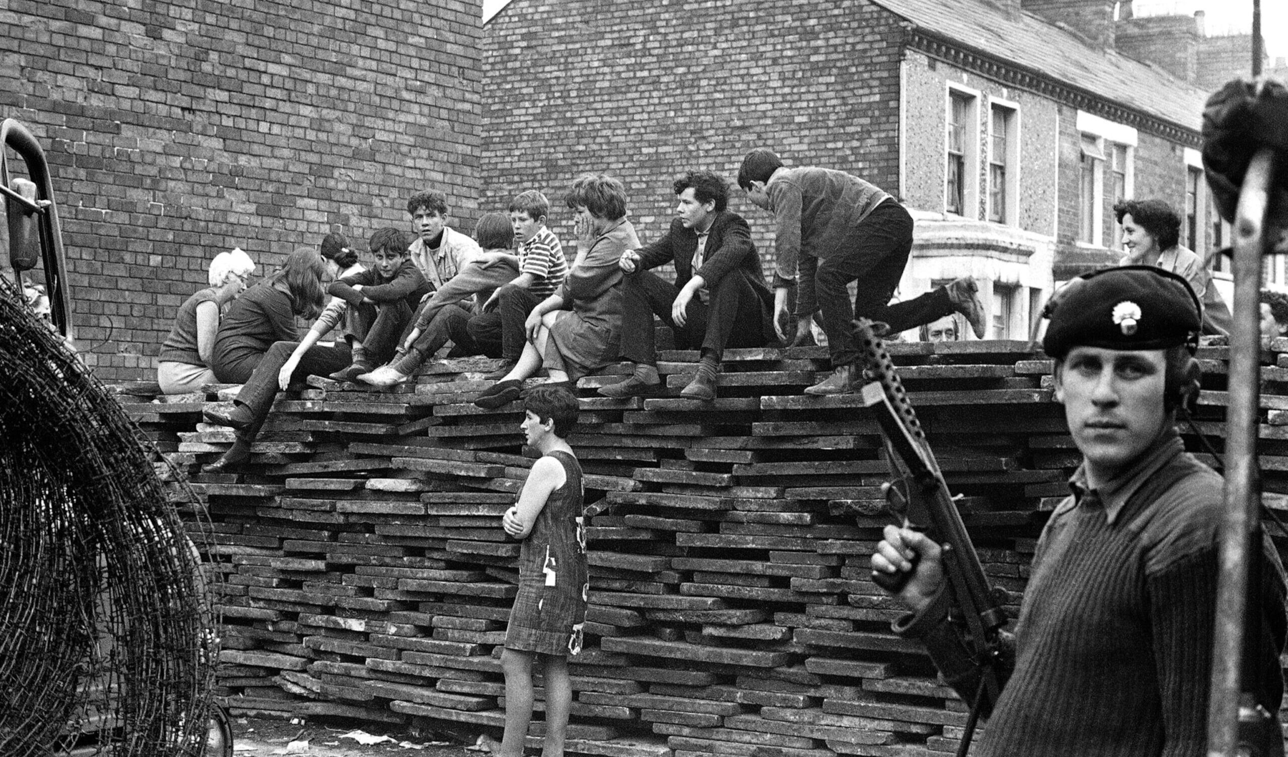 Belfast in guerra, l’infanzia ferita: nel romanzo di Paul McVeigh crescere tra povertà, Ira e sogni americani