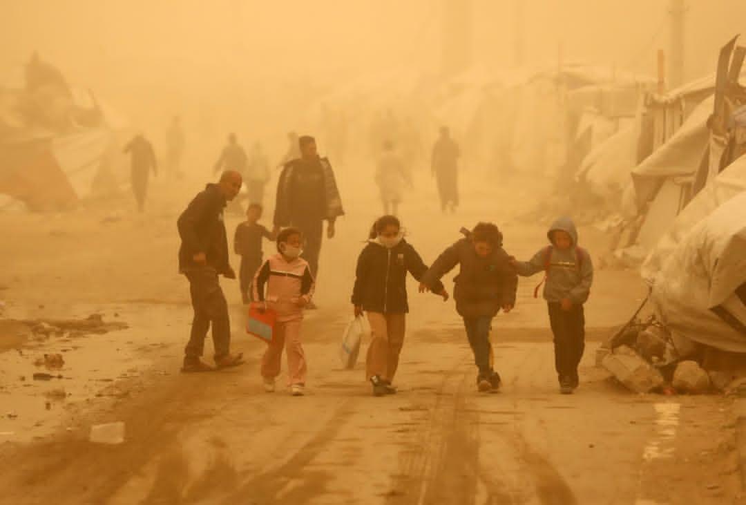 Su Gaza si abbatte una tempesta di sabbia: per gli sfollati palestinesi un dramma nel dramma