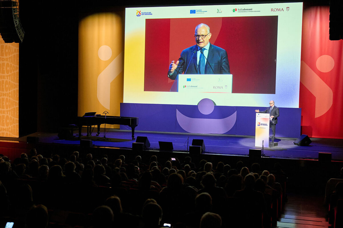 Roberto Gualtieri interviene dal palco dell’Auditorium Parco della Musica di Roma durante il Festival del Co-Housing 2026, evento dedicato alle nuove forme di abitare condiviso per anziani promosso da Roma Capitale - di Alessia de Antoniis