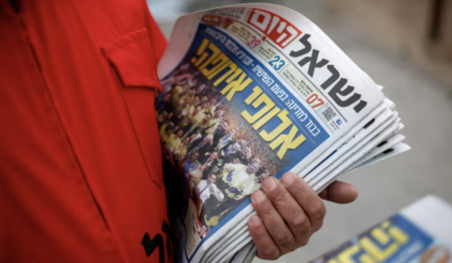 I giornalisti israeliani indossano l'uniforme mentre i media diventano un braccio dell'esercito