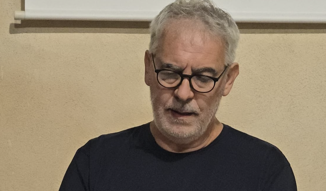 Dalle coste lettoni ai droni iraniani, la poesia di Agostinelli denuda gli strumenti della cronaca