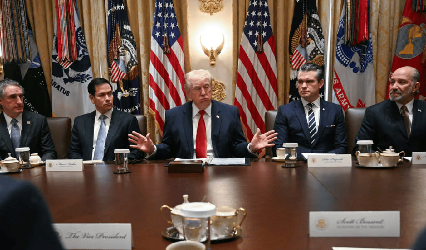 Trump, il megalomane sparge odio e guerre: "È l’Iran a implorare un accordo, non io"