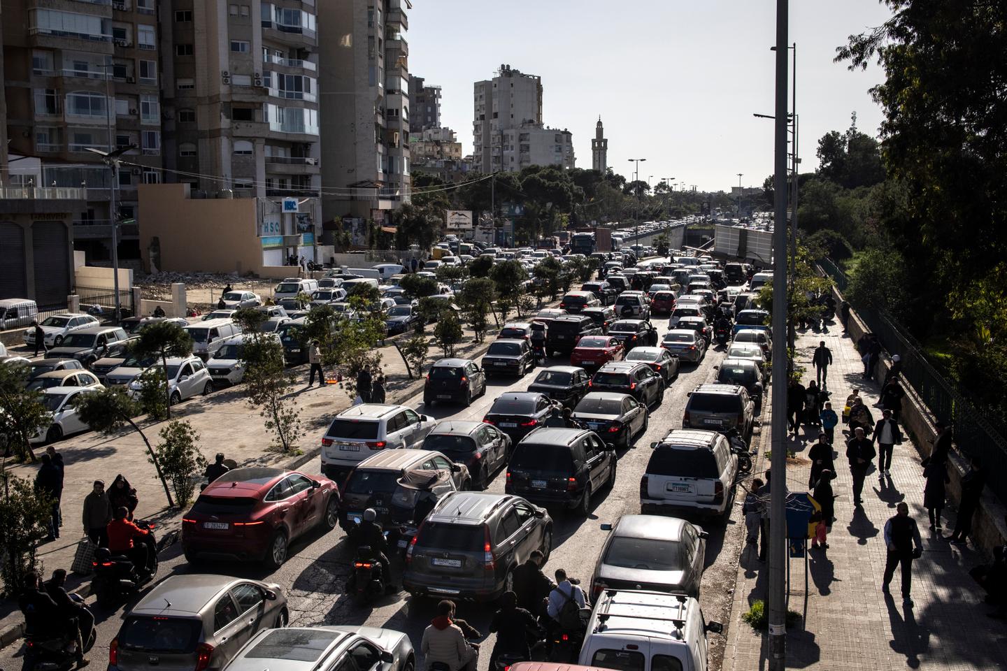 Beirut travolta da un milione di profughi mentre Hezbollah sfida Israele e il Libano teme di sprofondare nel caos