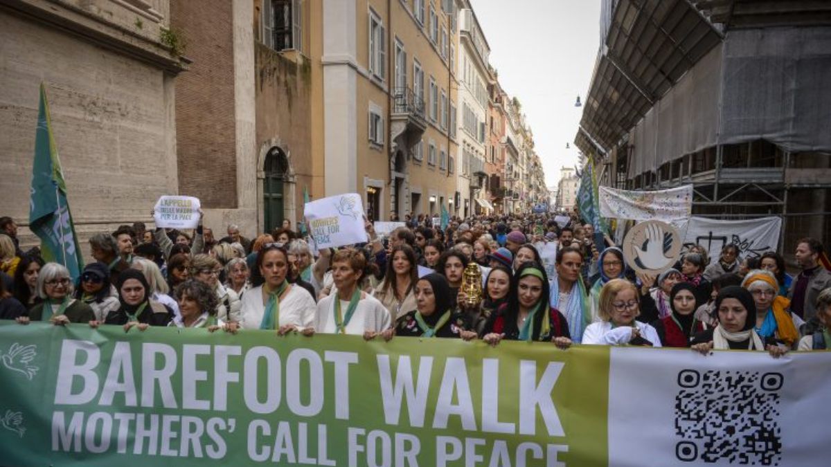 marcia A piedi scalzi per la pace e la fine del conflitto israelo-palestinese: l'appello delle madri a Roma