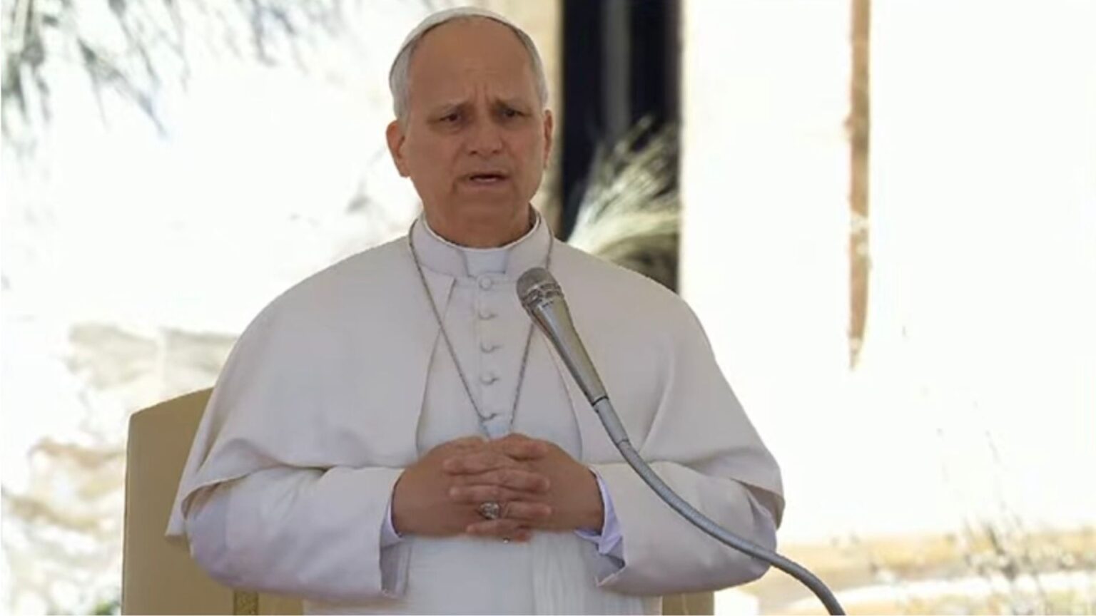 Leone XIV contro la guerra: "Le bombe non portano libertà, Dio non benedice i conflitti" Leone XIV contro la guerra: "Le bombe non portano libertà, Dio non benedice i conflitti"