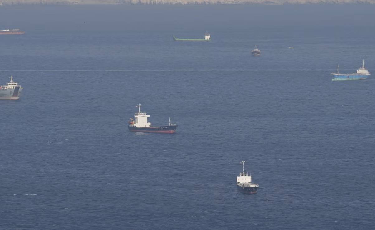 Hormuz richiude, l’Iran sfida Trump: petrolio alle stelle mentre la guerra incendia ancora il Medio Oriente