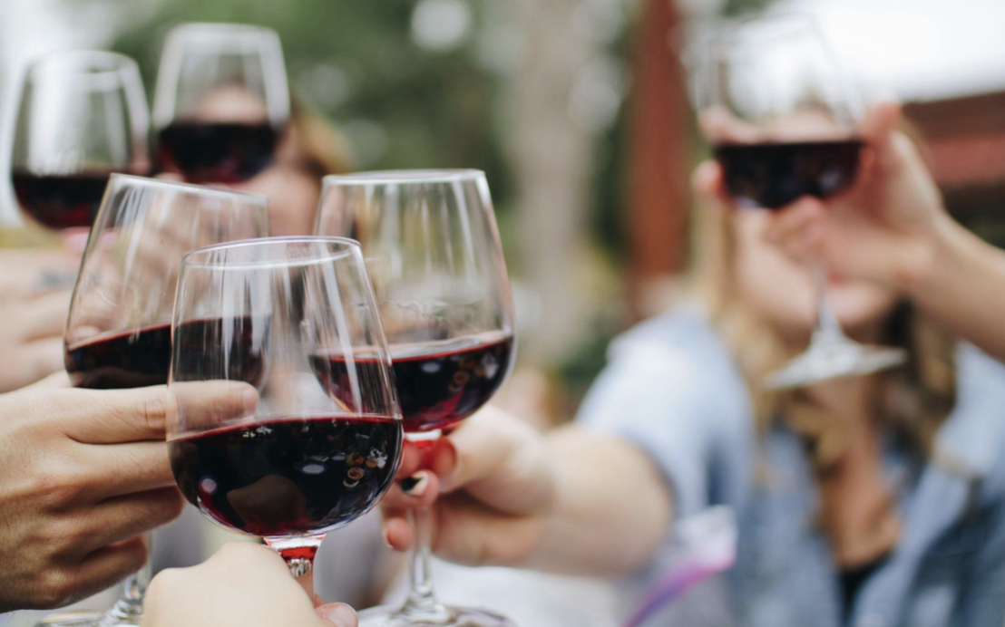 Meno quantità, più etica: la fine dell'iperproduzione e le nuove tendenze del vino che berremo