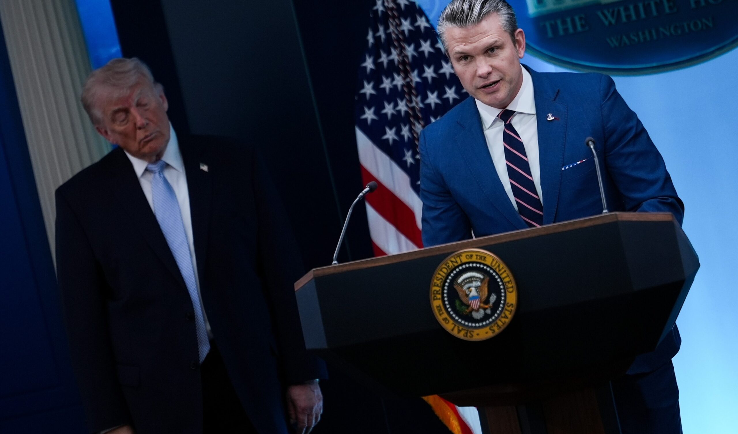 Trump minaccia di 'radere al suolo' l'Iran se non accetterà le sue condizioni: scenario da crimini di guerra