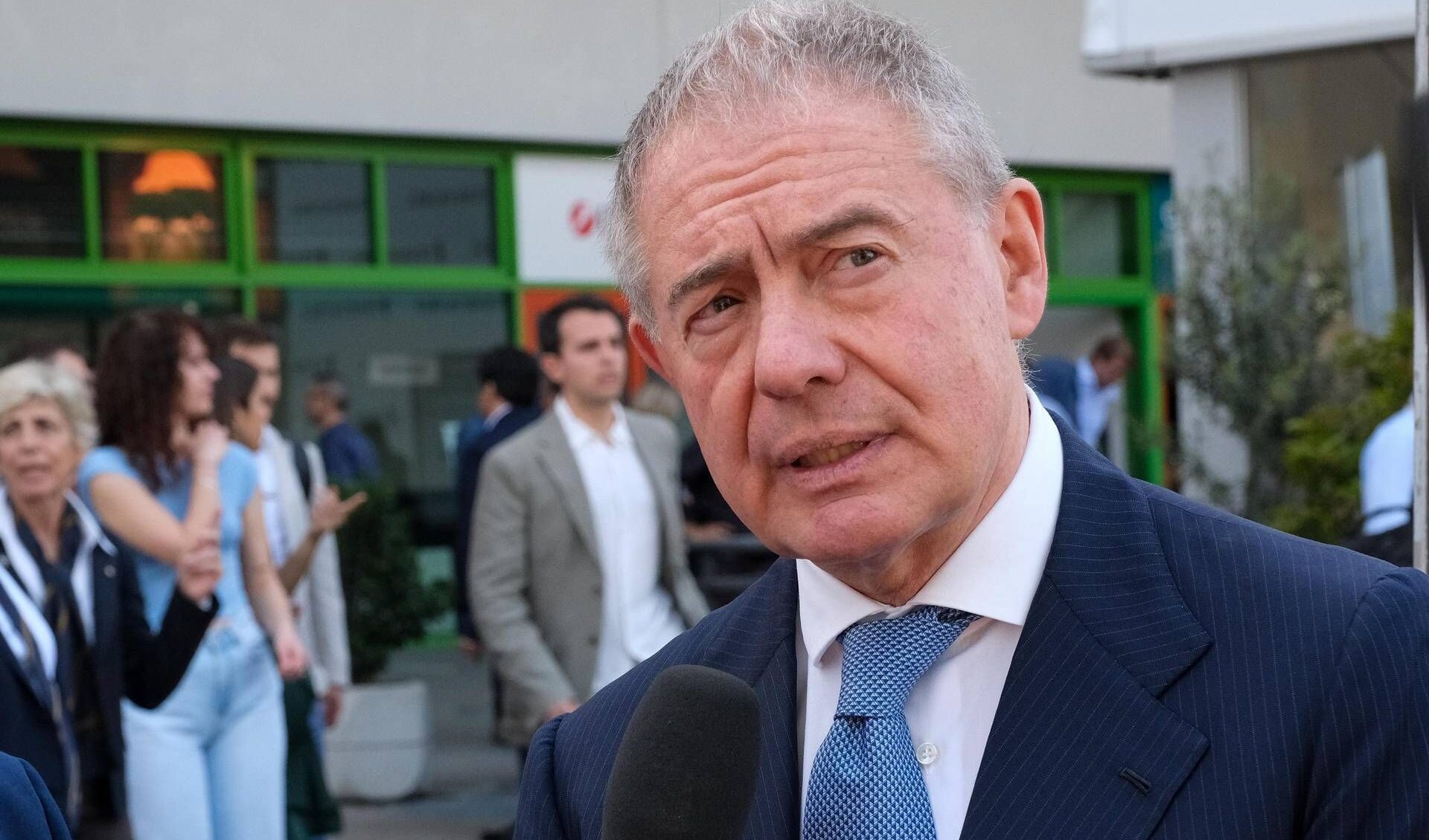 Mancato accordo Usa-Iran, per Urso la colpa è la mancanza di vino al tavolo delle trattative: l'ha detto davvero