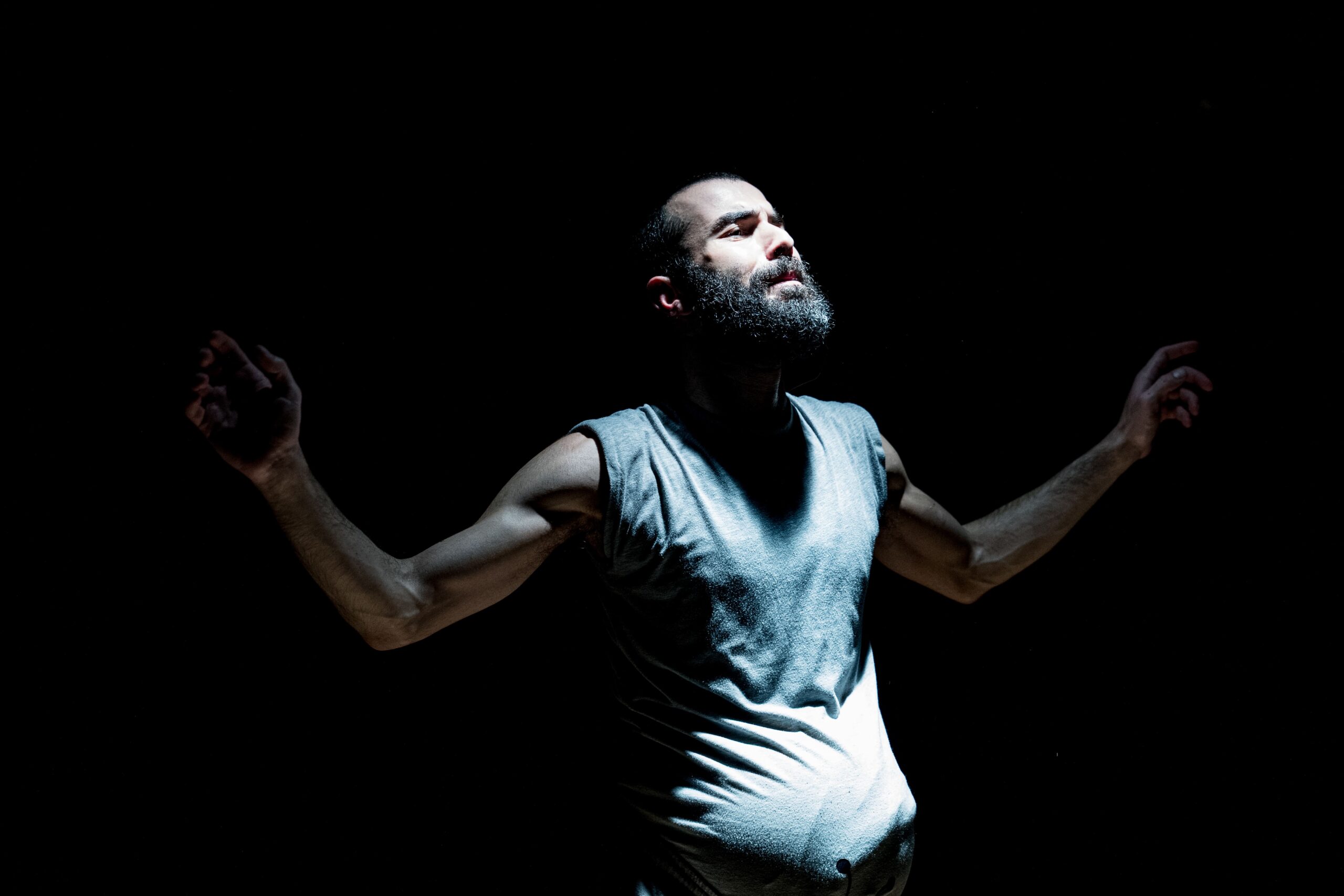 “Il gioco delle forme” a Teatrosophia: uomo incinto, libertà e paradossi della genitorialità contemporanea “Il gioco delle forme” a Teatrosophia: uomo incinto, libertà e paradossi della genitorialità contemporanea