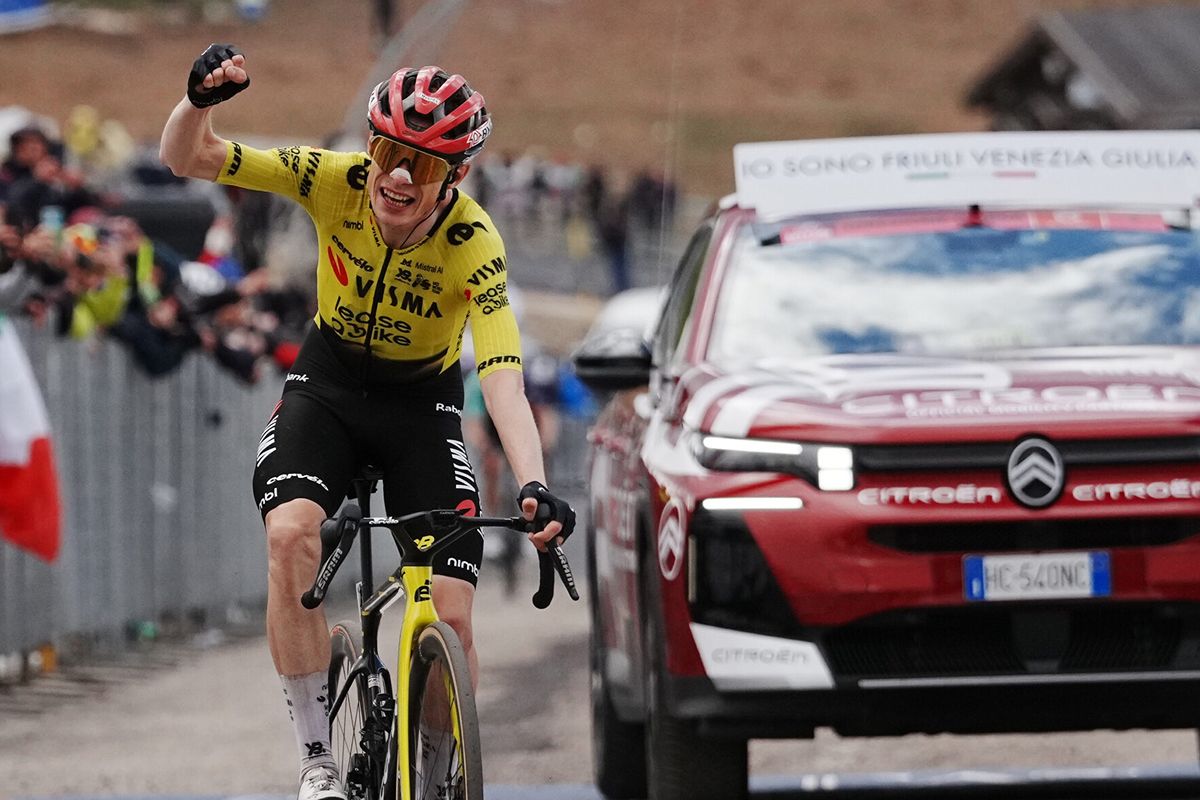 Jonas-Vingegaard-e1778860602158-2 Giro d’Italia, Vingegaard rompe gli indugi: ora la Corsa Rosa entra nel vivo. Eulalio resta in maglia Rosa