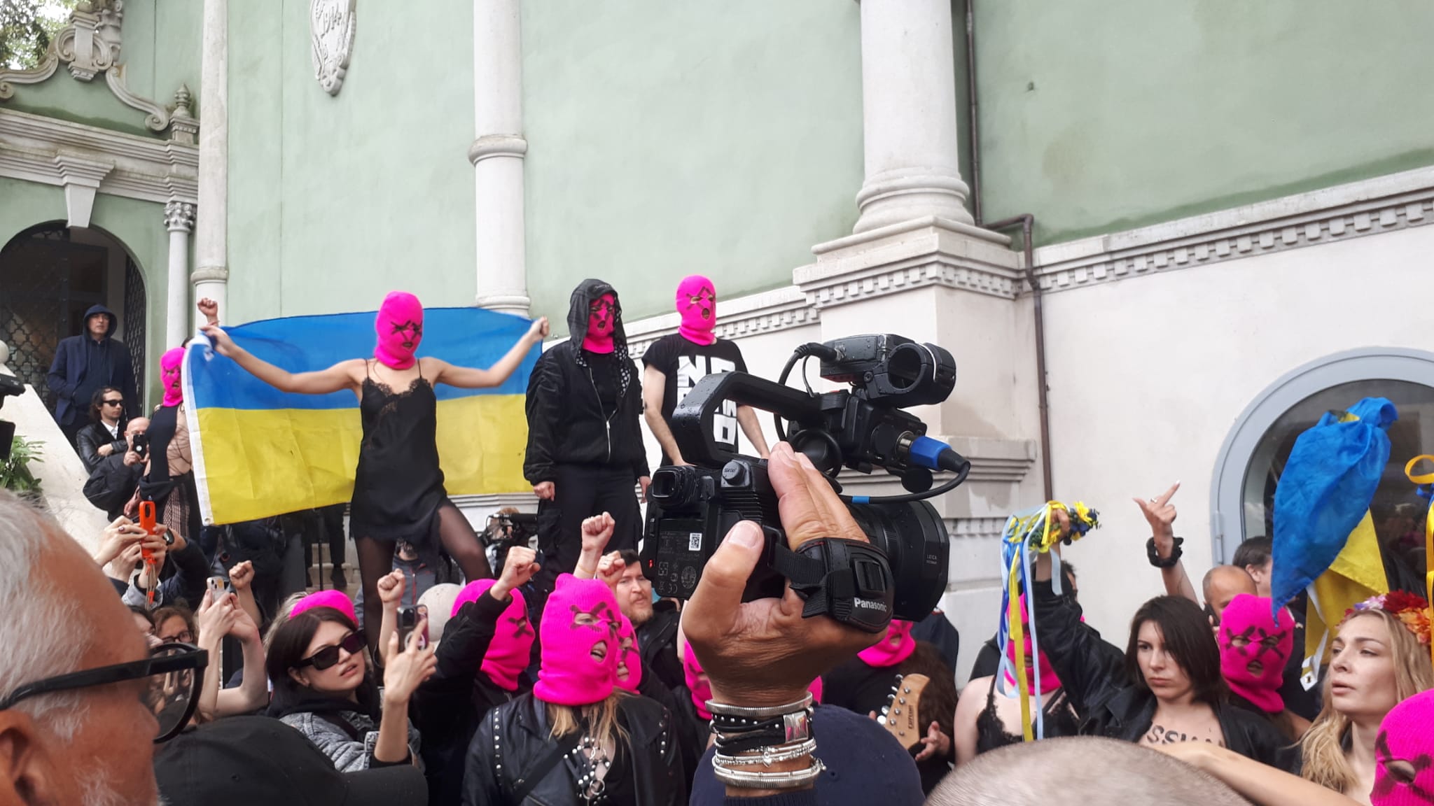 Biennale di Venezia: Femen e Pussy Riot protestano davanti al padiglione russo