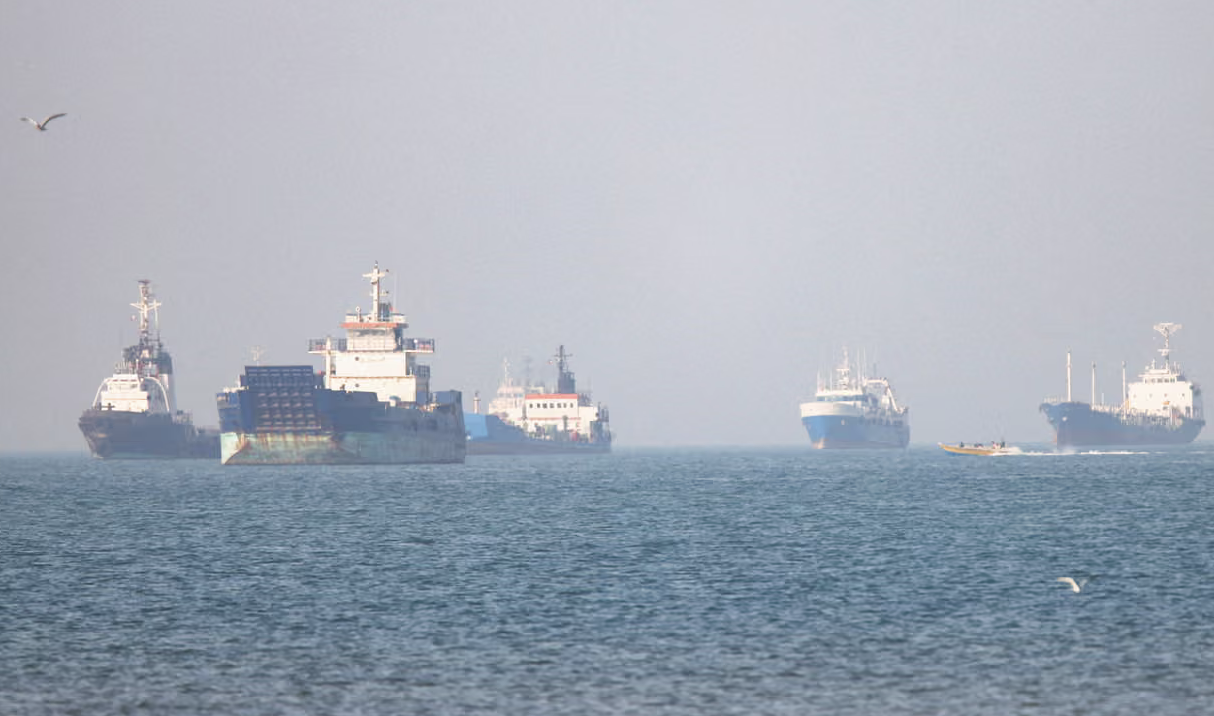 Usa e Iran tornano a colpirsi nello stretto di Hormuz: a rischio la fragile tregua mediata dal Pakistan