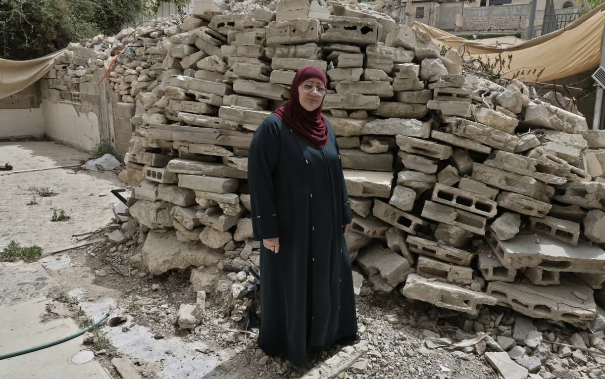 Palestinesi costretti a demolire le proprie case a Gerusalemme est per far spazio a un parco israeliano