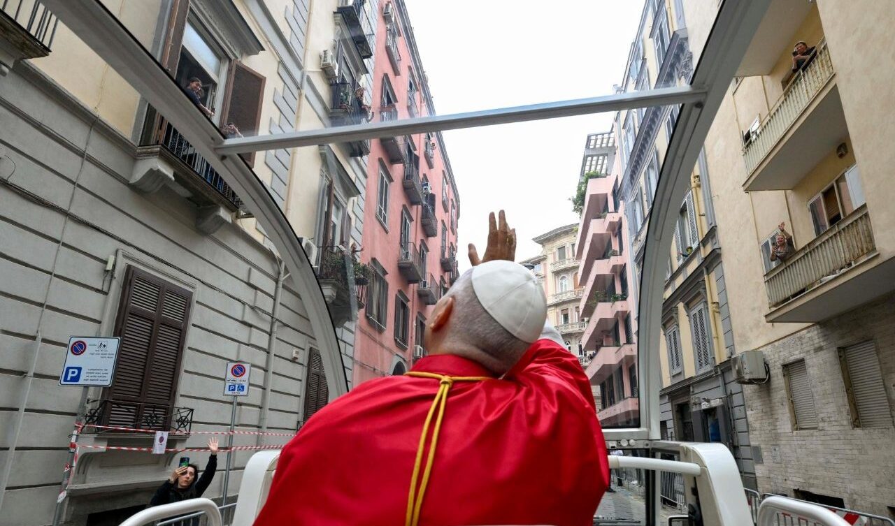 Papa Leone XIV a Napoli, l’abbraccio degli ultimi: migranti, poveri e detenuti al centro della visita