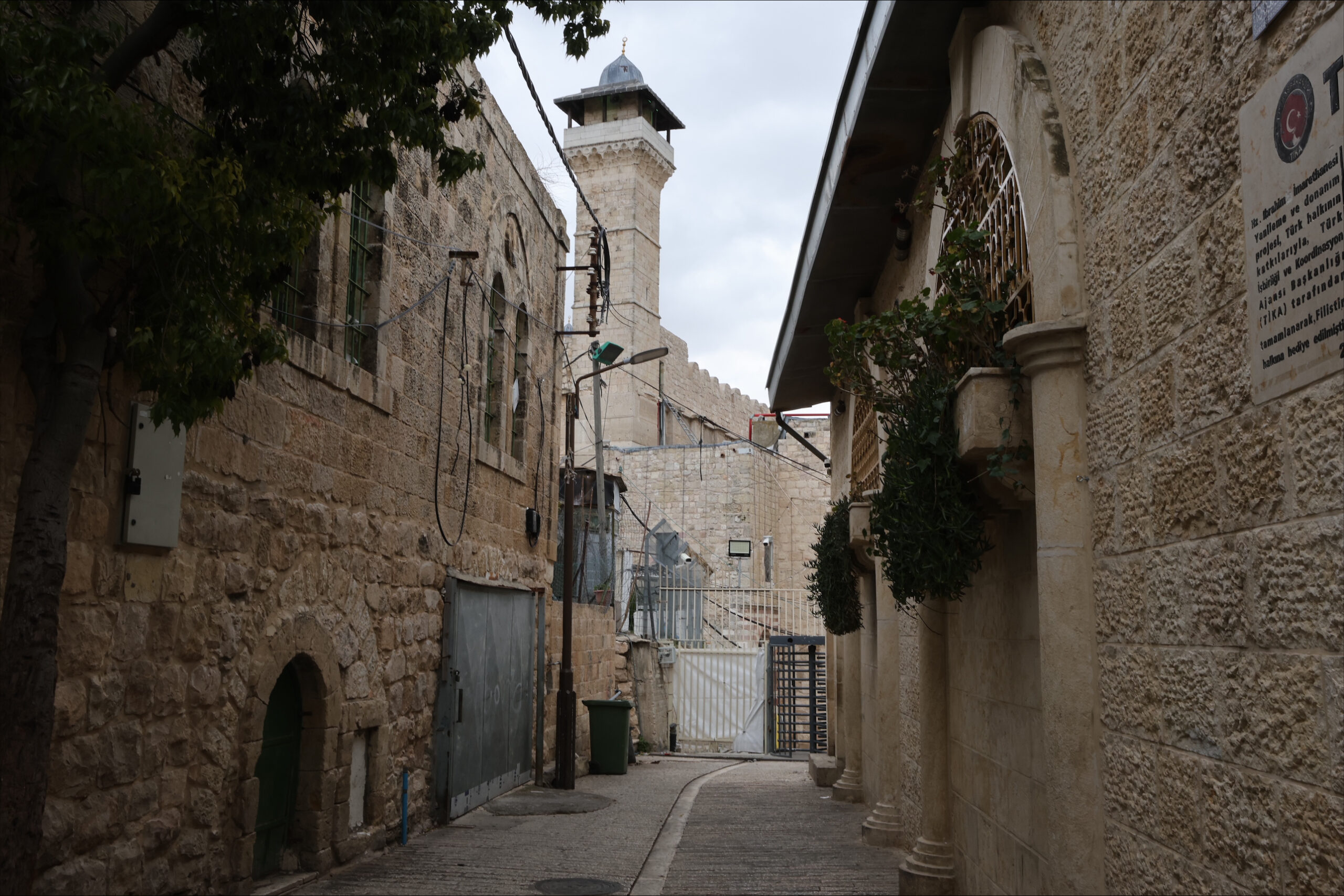 Le forze israeliane chiudono la Moschea di Abramo a Hebron: provocazione contro i palestinesi Le forze israeliane chiudono la Moschea di Abramo a Hebron: provocazione contro i palestinesi