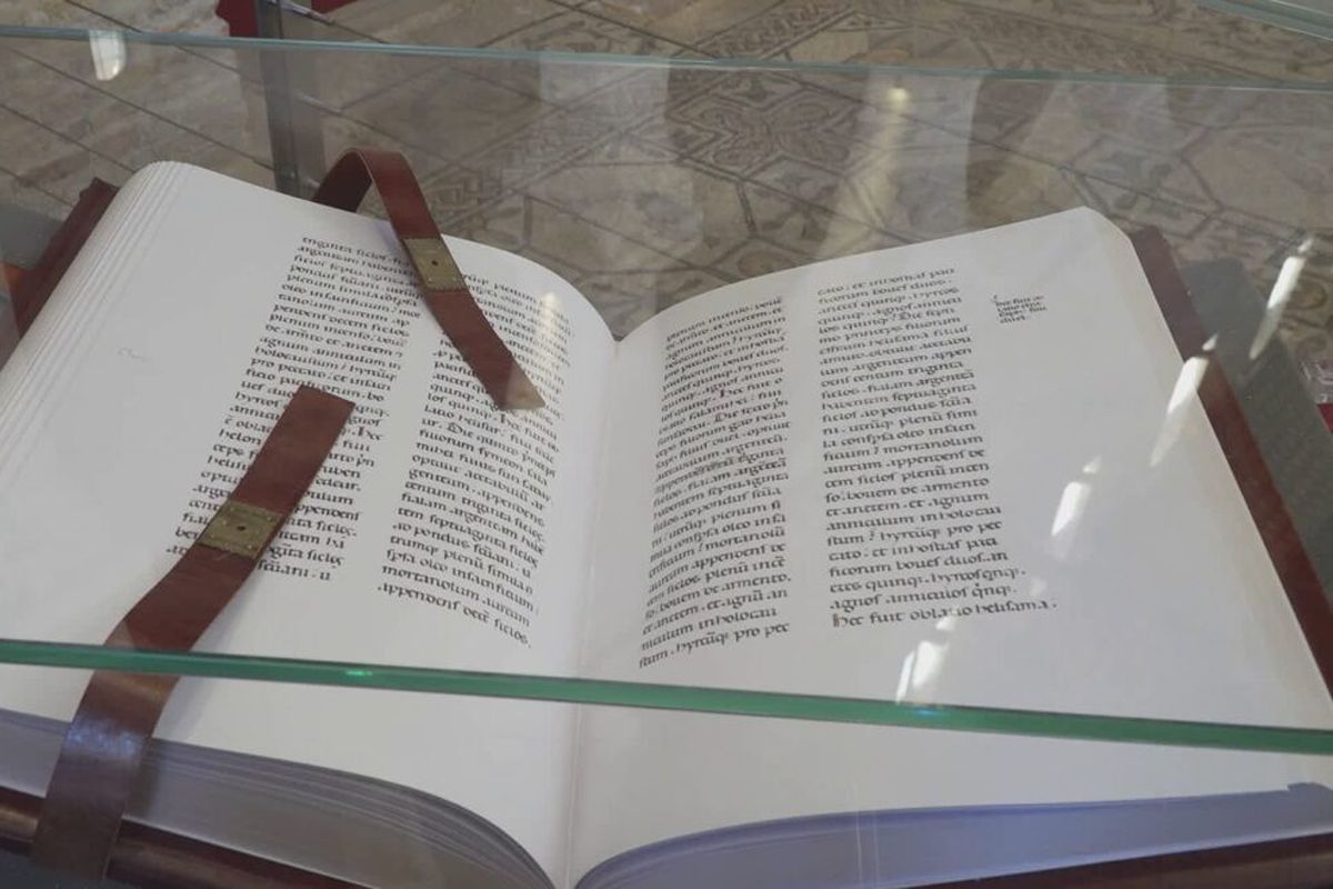 30156_La-Bibbia-di-Aquileia-del-XII-secolo-e-tornata-nella-sua-casa_1781976558-1170×658-1 La Bibbia di Aquileia è tornata a casa