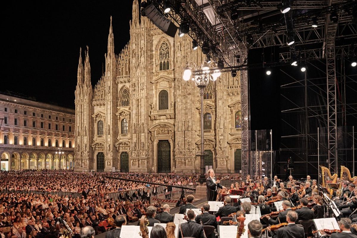 Milano, show della Filarmonica della Scala in Piazza Duomo