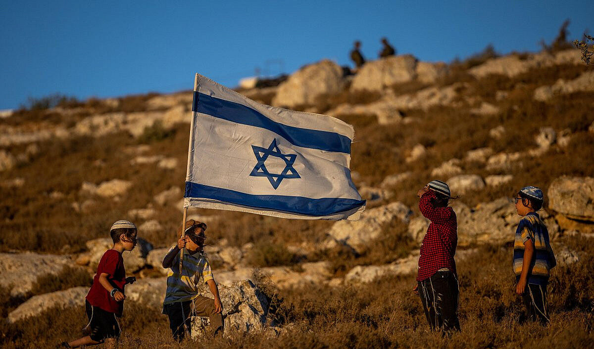 Cisgiordania, altro assalto dei coloni israeliani di estrema destra protetti dai militari contro i palestinesi Cisgiordania, altro assalto dei coloni israeliani di estrema destra protetti dai militari contro i palestinesi
