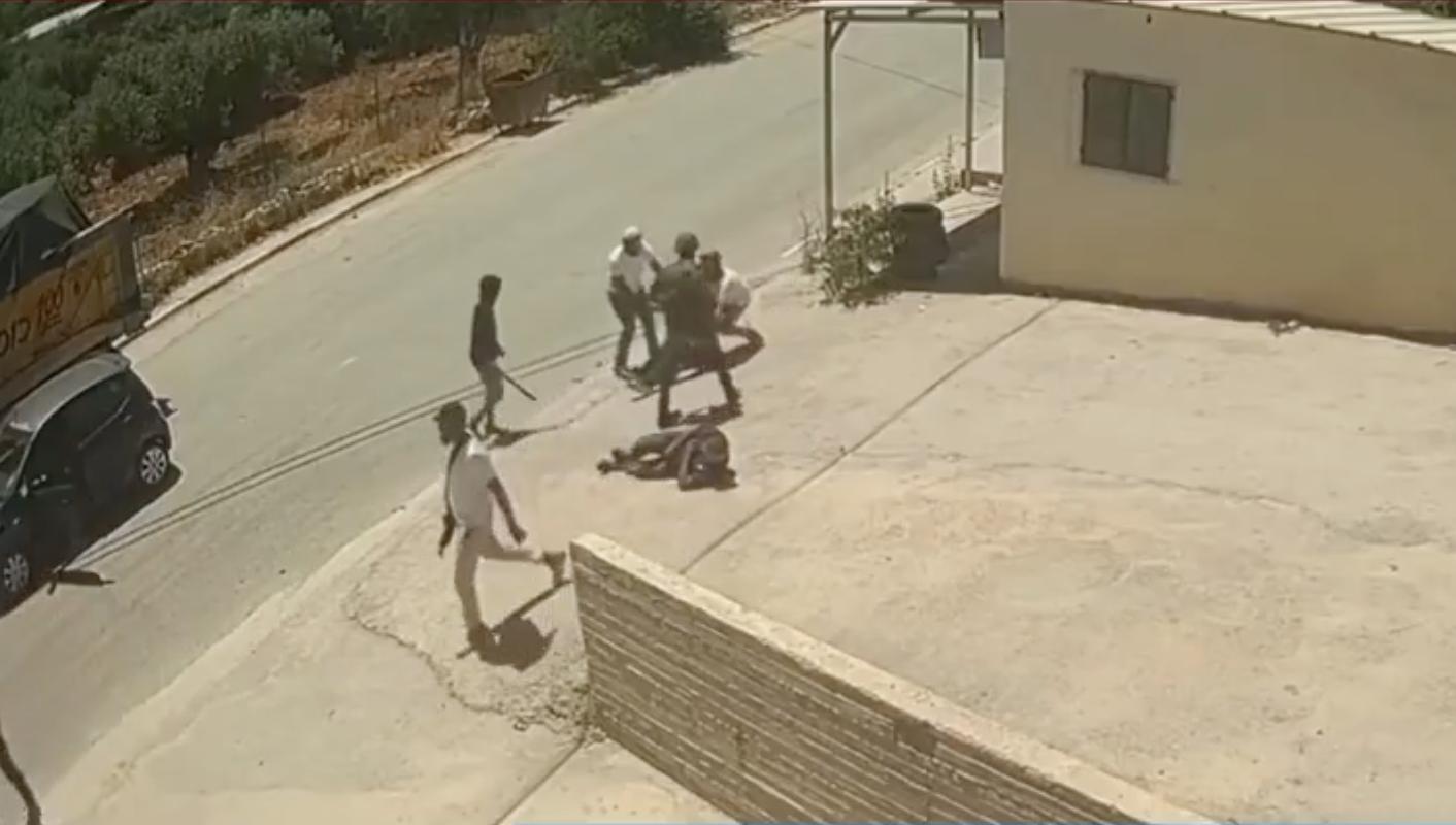 Screenshot 2026-06-06 alle 23.01.46 Coloni e un militare israeliano tramortiscono due palestinesi: un video documenta l'ennesimo crimine