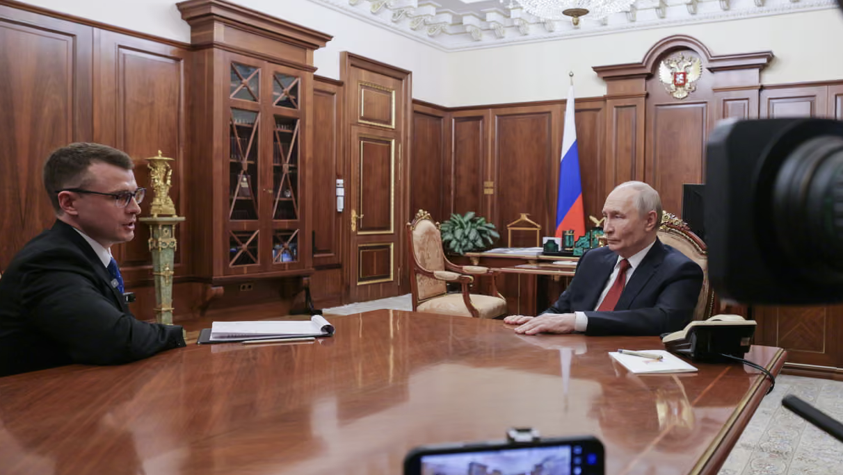 Putin ammette la carenza di carburante in Russia: i droni ucraini mettono sotto pressione il settore energetico