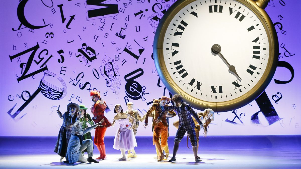 artists-of-the-australian-ballet-in-alice-s-adventures-in-wonderland-photo-jeff-busby-ok (1) Alice's adventures in Wonderland incanta la Scala: un viaggio tra sogno, danza e meraviglia.