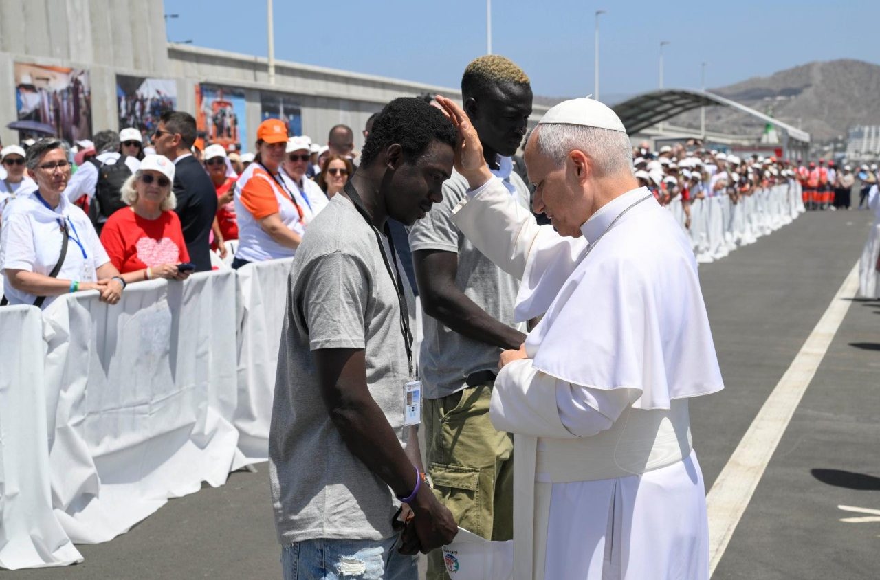Papa Leone XIV si inchina ai migranti: “Avete dignità, non siete numeri"