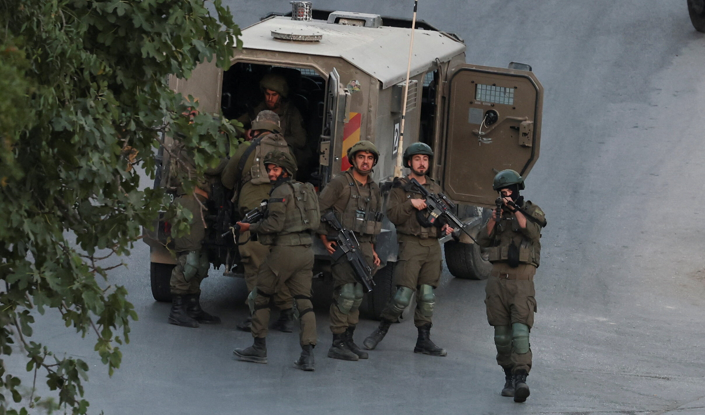 Le forze israeliane arrestano sette palestinesi durante i raid nel governatorato di Nablus