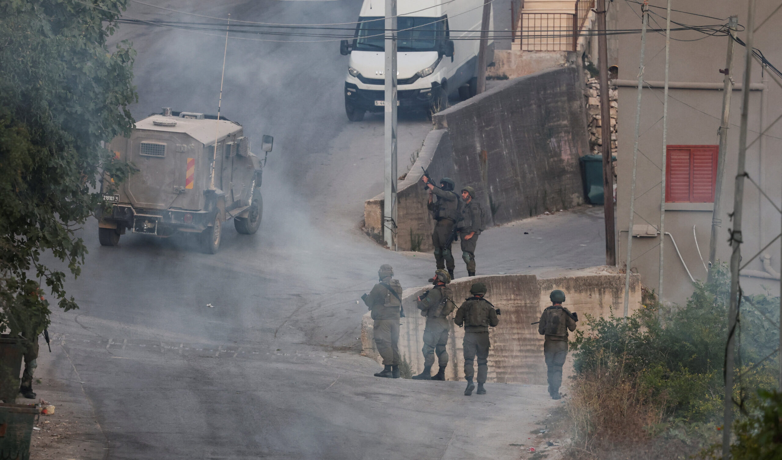 Coloni israeliani protetti dai militari fanno ancora irruzione nella località di Tal, vicino a Nablus Coloni israeliani protetti dai militari fanno ancora irruzione nella località di Tal, vicino a Nablus