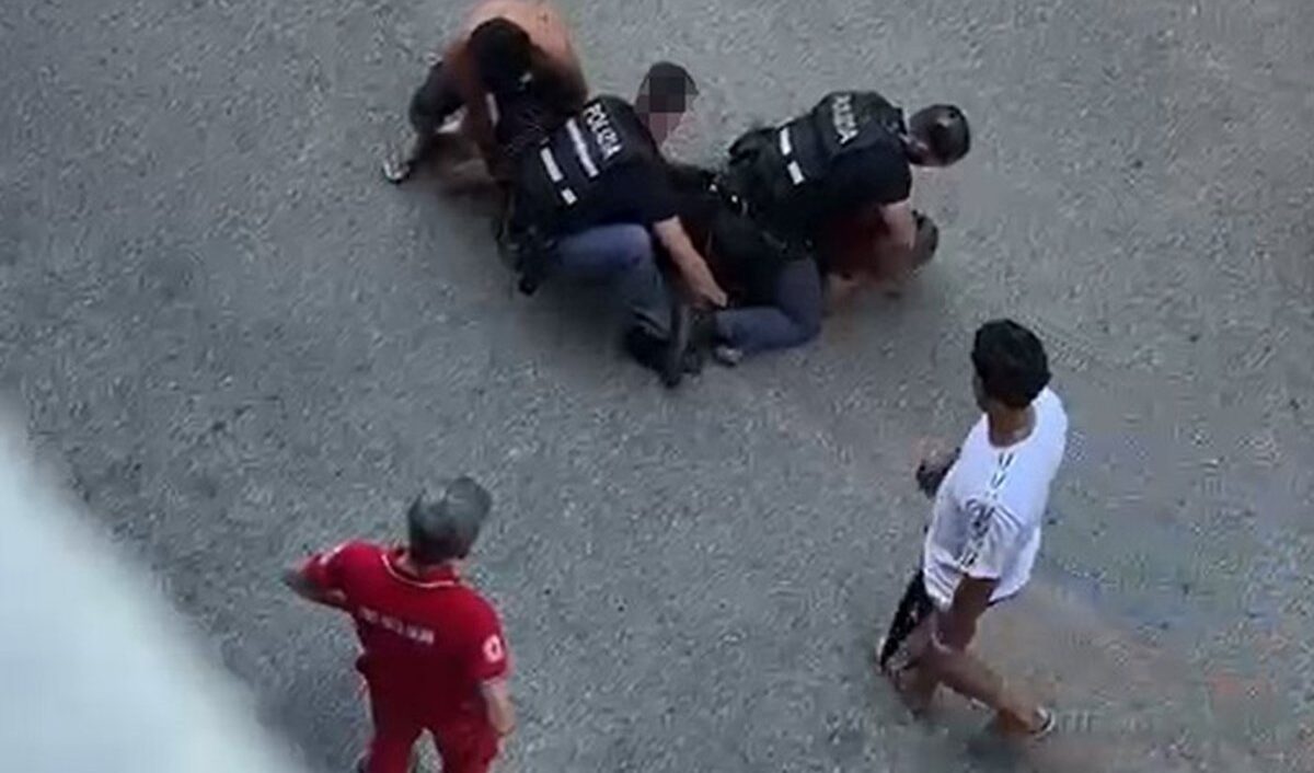 Colpito con lo spray urticante e ammanettato a faccia in giù in terra: muore durante un controllo di polizia Colpito con lo spray urticante e ammanettato a faccia in giù in terra: muore durante un controllo di polizia