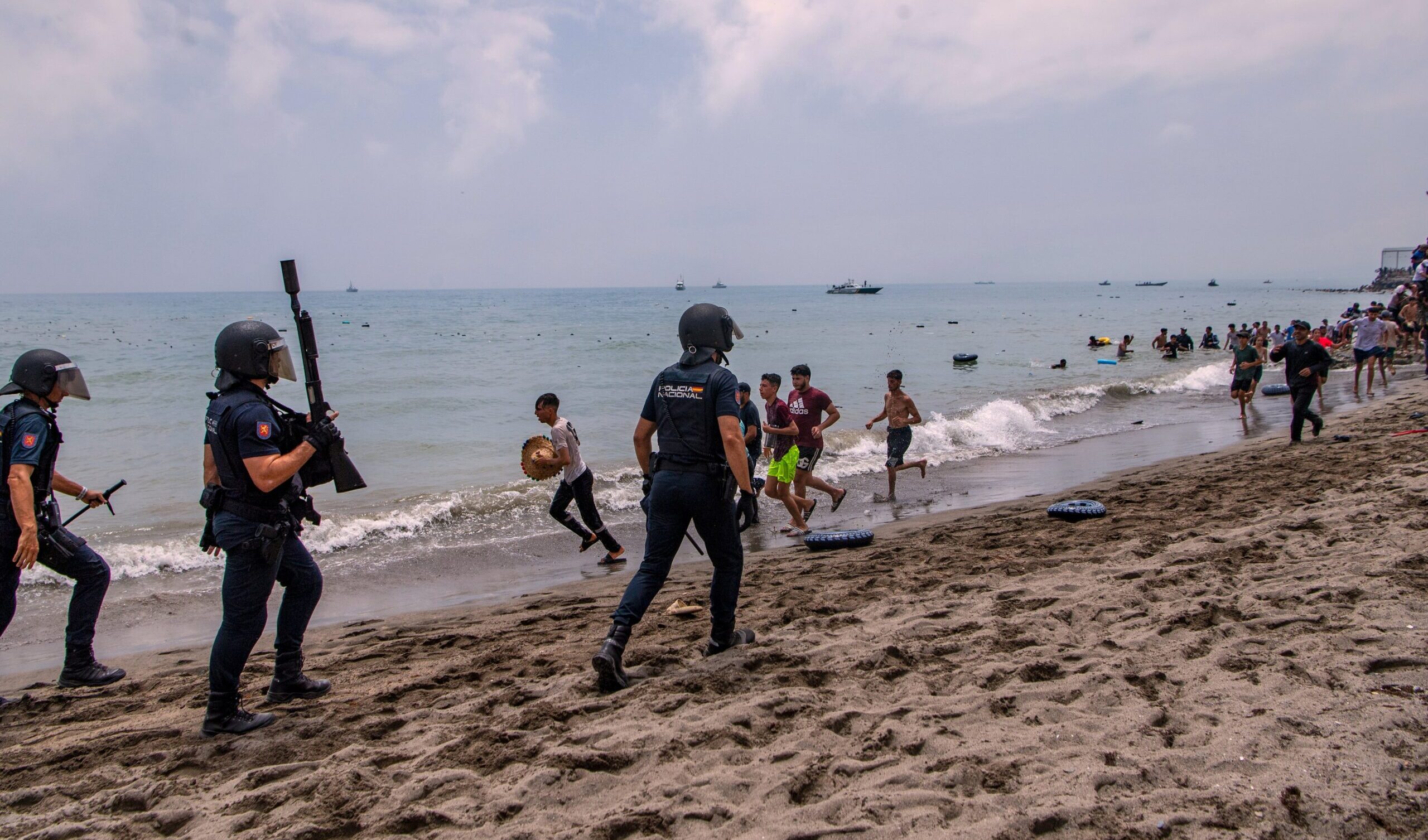 Spagna, migliaia di migranti entrano a Ceuta dal Marocco: Madrid invia truppe e agenti di polizia