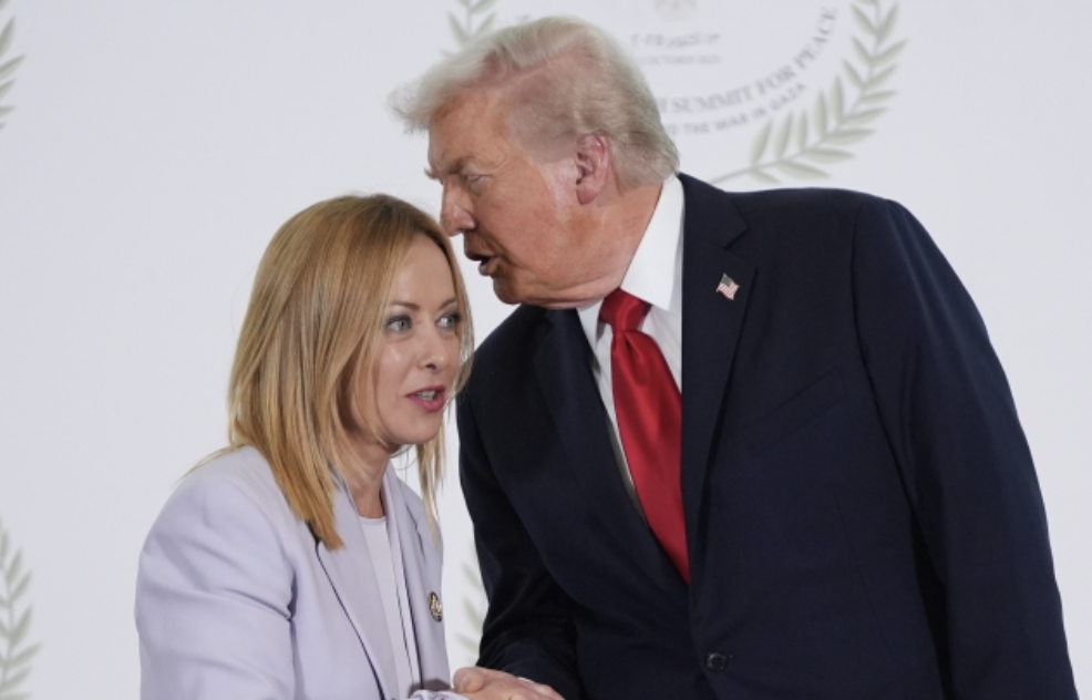 Giorgia Meloni la patriota ha spezzato le reni al perfido Trump? Totò direbbe: ma mi faccia il piacere