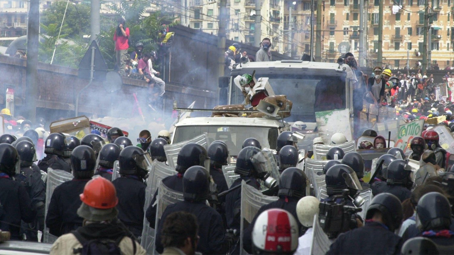 Agnoletto: "A Genova fu sospesa la democrazia, oggi quel modello autoritario rischia di tornare più forte che mai" Agnoletto: "A Genova fu sospesa la democrazia, oggi quel modello autoritario rischia di tornare più forte che mai"