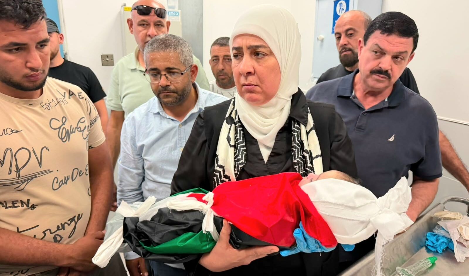 Cisgiordanoa I militari israeliani bloccano la corsa in ospedale: muore un neonato palestinese di quattro mesi