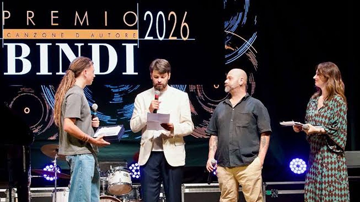 images A Sayf il Premio Bindi per aver dato nuova linfa al cantautorato