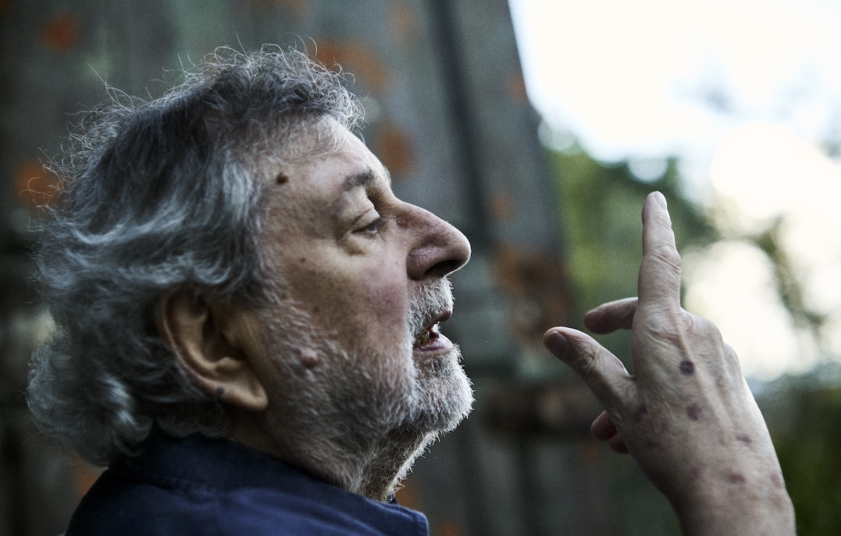Quando Guccini raccontava le "Cronache epafaniche":  l'intervista all'artista che si definiva un 'narratore'