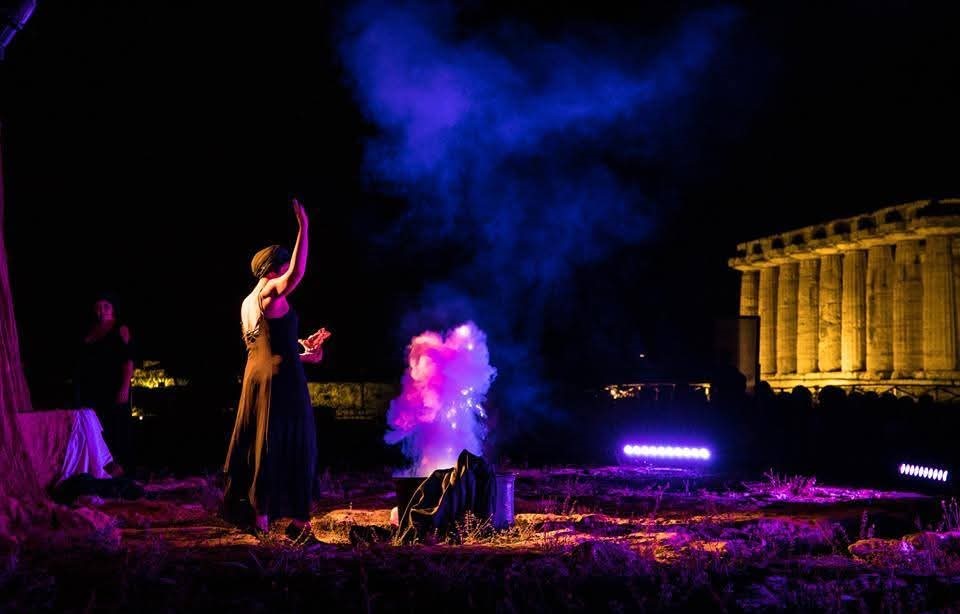 Medea Sarah Falanga "Medeae… da Euripide in poi", il mito di Medea rivive tra le colonne del Tempio di Nettuno a Paestum
