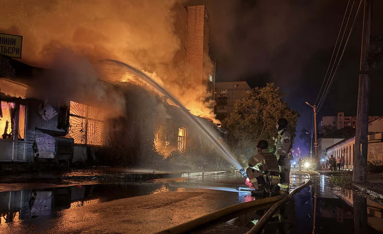 La Russia bombarda Kyiv: 13 morti e 33 feriti, colpiti edifici residenziali, ospedale pediatrico e infrastrutture civili