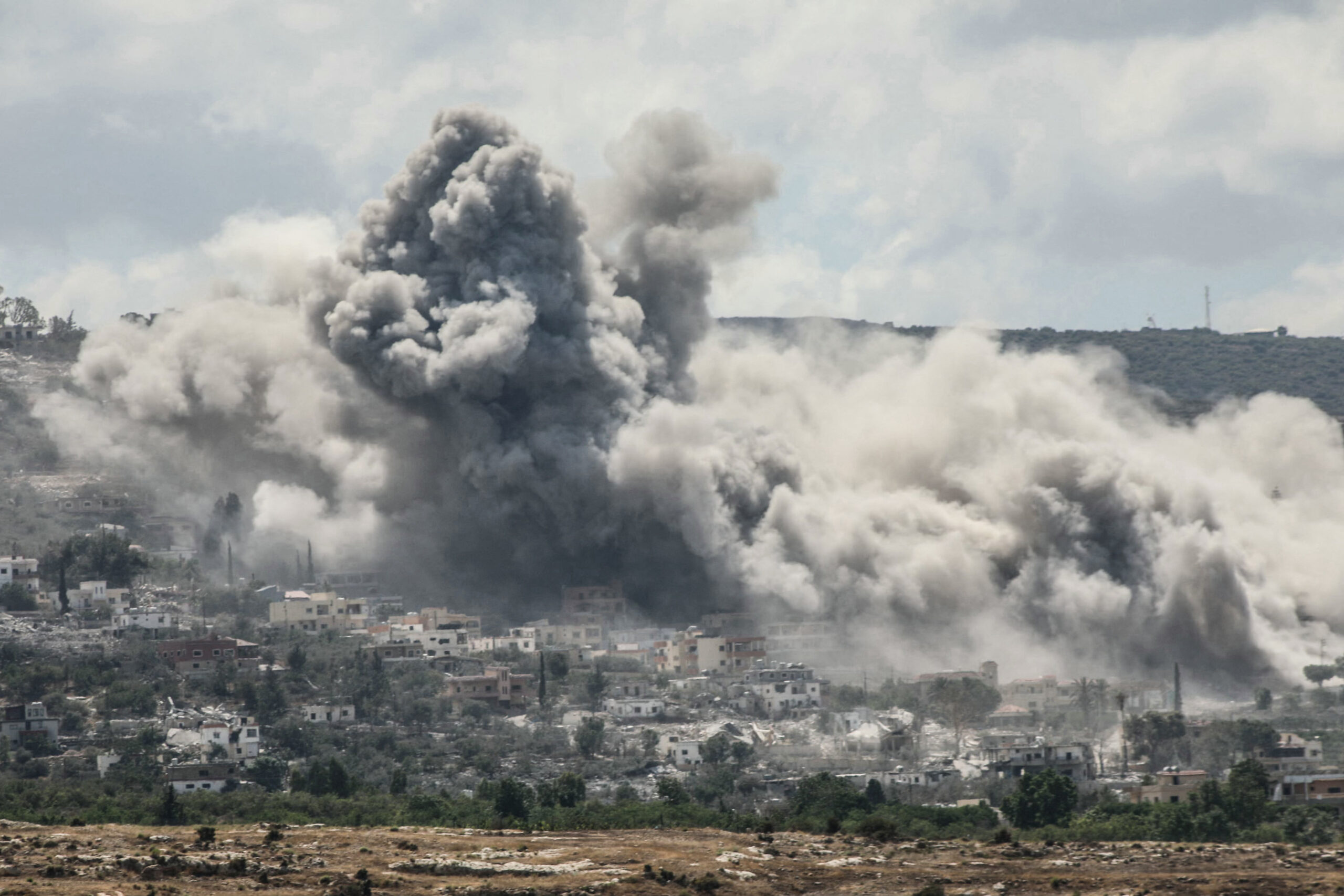 Israele continua a colpire il Libano: strage di civili, uccisi anche bambini e due soccorritori Israele continua a colpire il Libano: strage di civili, uccisi anche bambini e due soccorritori