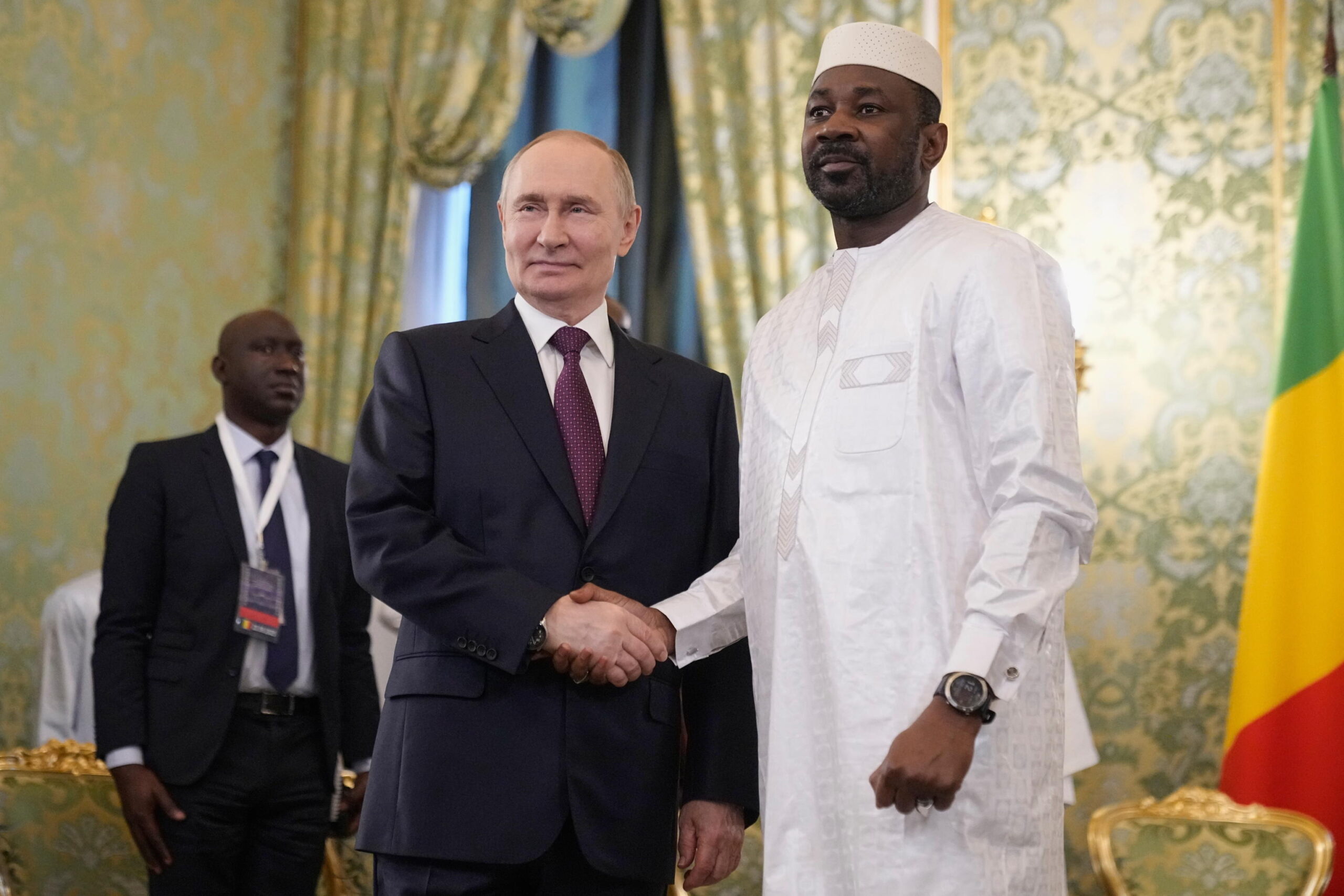 Russia e Mali, Mosca sostituisce la Francia e trasforma la sovranità del paese africano in una nuova dipendenza Russia e Mali, Mosca sostituisce la Francia e trasforma la sovranità del paese africano in una nuova dipendenza