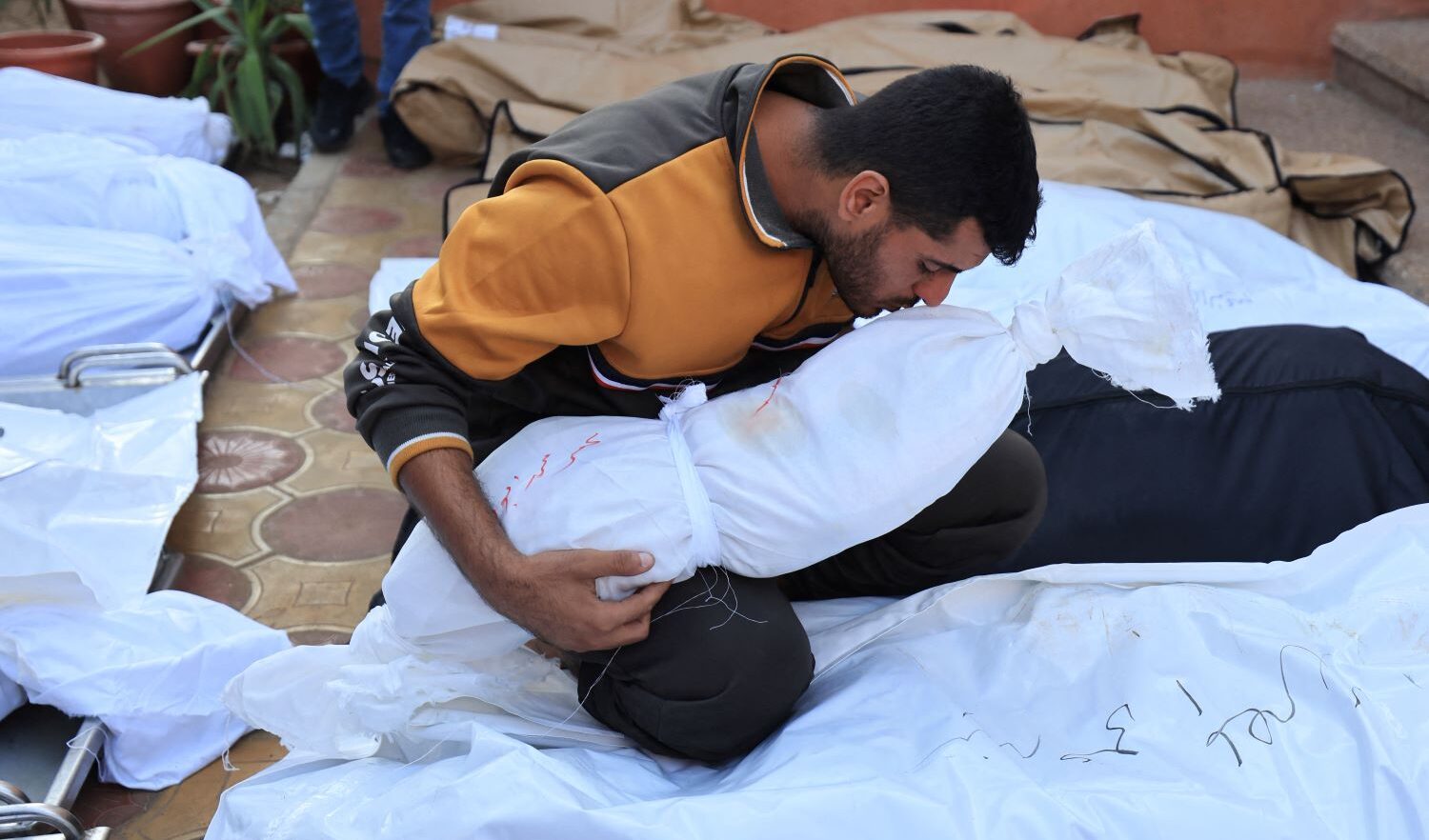 Gaza, donna palestinese incinta uccisa dai militari israeliani che le hanno sparato a Khan Younis Gaza, donna palestinese incinta uccisa dai militari israeliani che le hanno sparato a Khan Younis