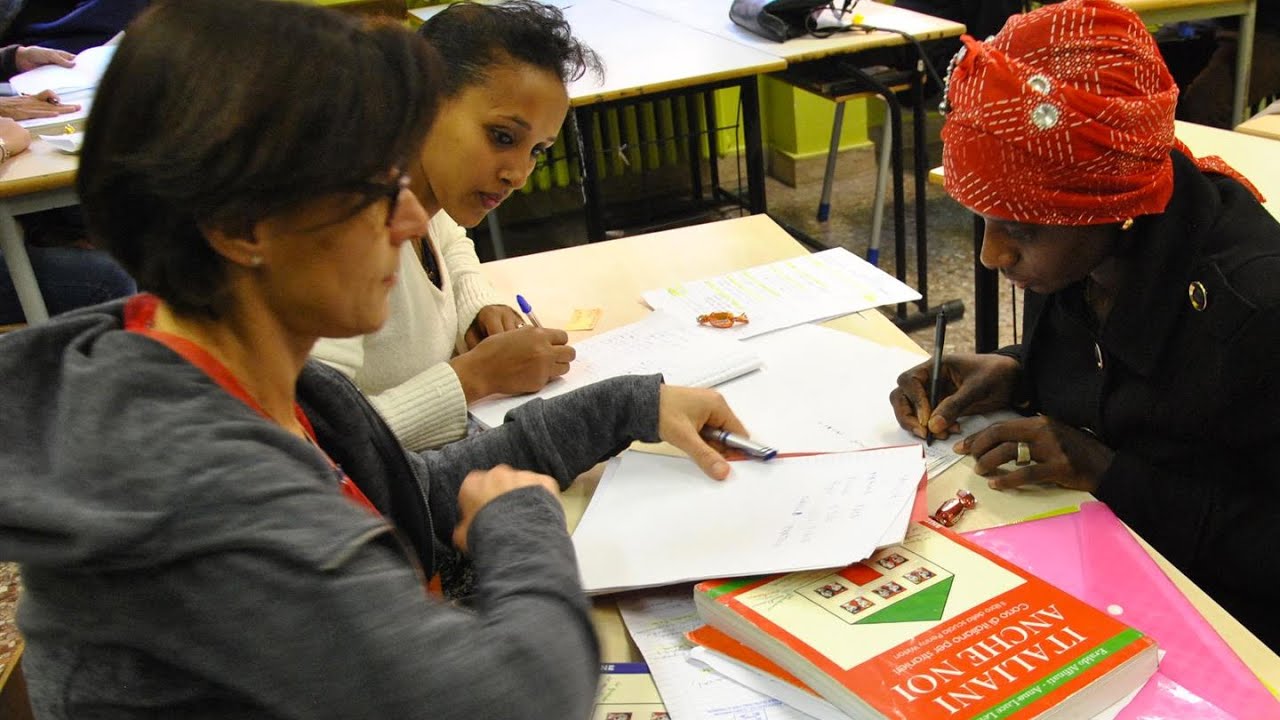 A Napoli migliaia di migranti studiano italiano, ma scuole e corsi pubblici non riescono a soddisfare la domanda