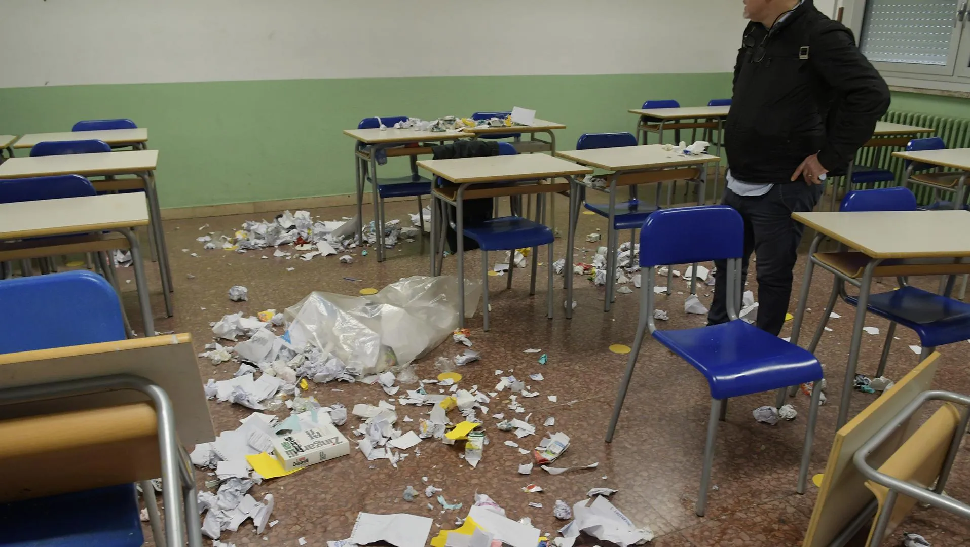 Scuola italiana: meno risorse, più disuguaglianze e violenza mentre il Paese invecchia e abbandona i giovani Scuola italiana: meno risorse, più disuguaglianze e violenza mentre il Paese invecchia e abbandona i giovani