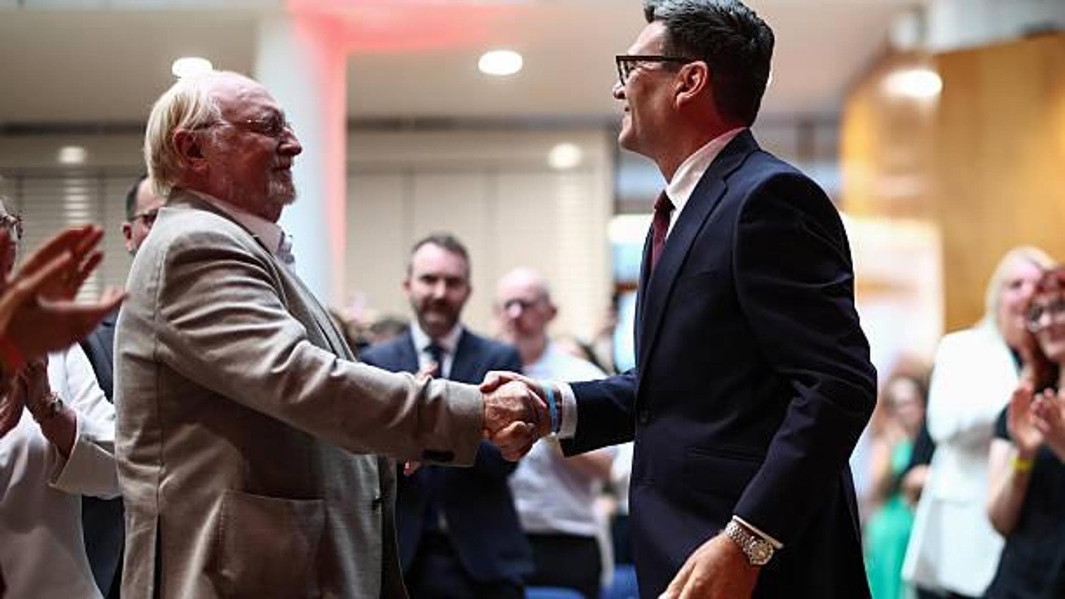 Neil Kinnock, ex leader del Partito laburista rivela: "Burnham vuole riportare Londra nella Ue" Neil Kinnock, ex leader del Partito laburista rivela: "Burnham vuole riportare Londra nella Ue"