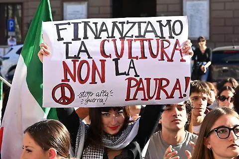 Giovani senza futuro, scuola senza ascensore sociale: la protesta racconta il fallimento degli adulti e delle politiche Giovani senza futuro, scuola senza ascensore sociale: la protesta racconta il fallimento degli adulti e delle politiche